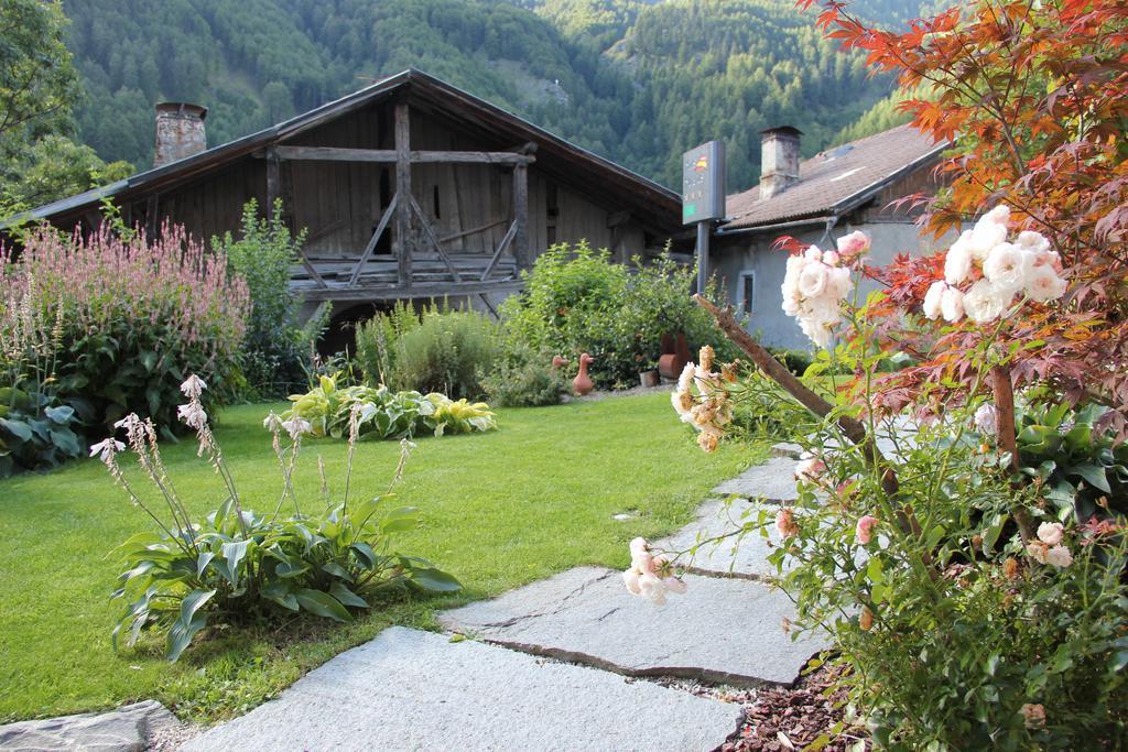 Aparthotel Garni Haus Hubertus Malles Venosta Exterior foto
