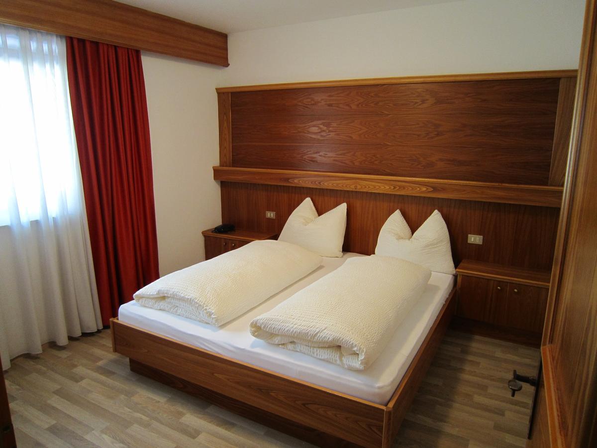 Aparthotel Garni Haus Hubertus Malles Venosta Exterior foto
